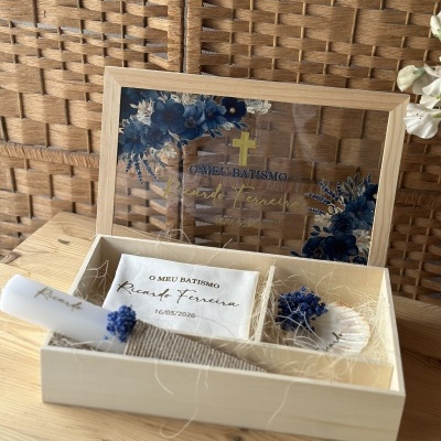 Conjunto de batismo numa caixa de madeira clara com tampa de vidro decorada