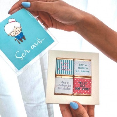 Conjunto de chocolates e cartão com ilustração e texto sobre avós