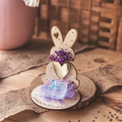 Decoração coelho madeira com flores e vela roxa