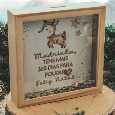 Cofre de madeira com desenho de rena e texto de Natal em português