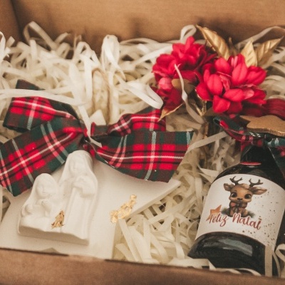 Caixa de presente com frasco decorado de Natal e peça decorativa com figuras de anjos