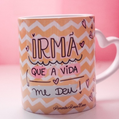 Caneca com padrão amarelo e branco e frase em português com punho em forma de coração