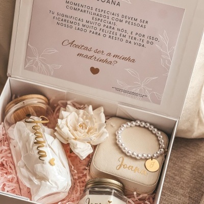 Conjunto de caixa de presente com vela, bolsa, pulseira de pérolas, flor decorativa e cartão de convite para madrinha.
