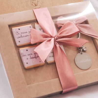 Caixa de presente com bolachas decoradas e medalha, laço rosa