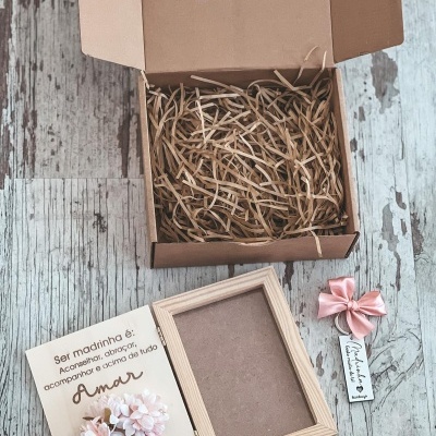 Caixa castanha com texto, moldura de madeira, flores decorativas rosa e fita de cetim cor de rosa