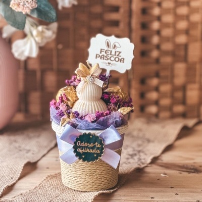 Cesta decorativa para Páscoa com ovo, flores secas e chocolates