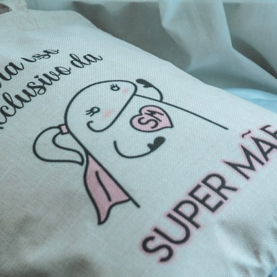 Bolsa de tecido branco com desenho e texto 