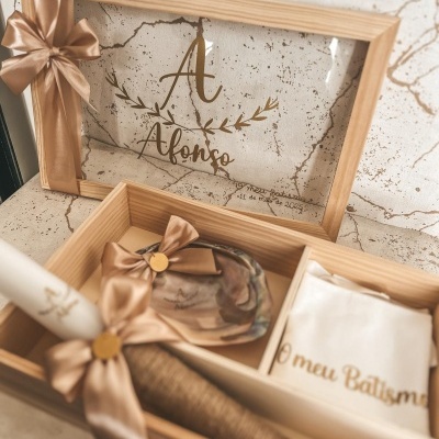 Caixa de madeira com vela, prato e tecido para batismo, decorada com fita castanha e moldura com nome Alonso