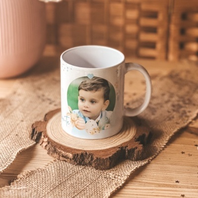 Caneca personalizada com foto de criança e elementos de Páscoa sobre base de madeira numa mesa rústica
