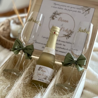 Conjunto de presente com garrafa de espumante e duas taças em caixa de madeira