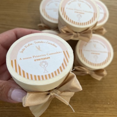 Frascos com etiquetas de Primeira Comunhão e laços rosa dourado