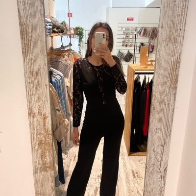 Macacão preto com mangas rendadas e espelho com moldura rústica branca