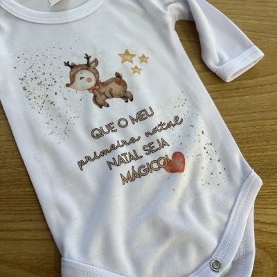 Body branco de manga comprida para bebé com ilustração de rena e texto natalício.