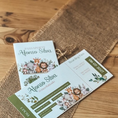 Convite para batizado com design de ticket de embarque e animais desenhados