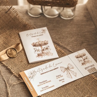 Convite de batizado tipo bilhete com design de carousel e texto em português sobre tecido bege