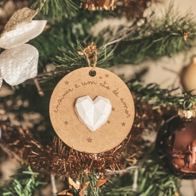 Enfeite de Natal cortiça com coração branco e texto em árvore verde