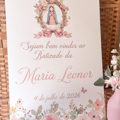 Cartaz decorativo para batizado com flores e texto em português