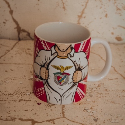 Caneca branca com alça decorada com personagem a abrir camisa revelando emblema e fundo vermelho