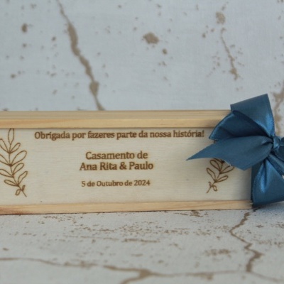 Placa de madeira gravada com mensagem de agradecimento e laço azul