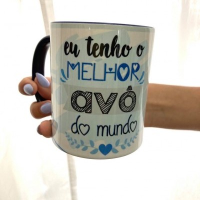 Caneca branca com texto em português sobre avô, decorada com corações e ramos azuis.