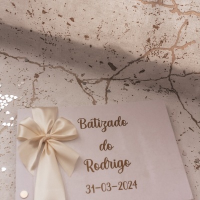 Livro de mensagens para batizado com laço creme e texto dourado