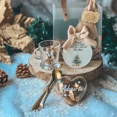 Conjunto de presente de Natal com copo, placa com arvore, talheres dourados e caixa coração