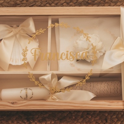 Conjunto para bebé em caixa de madeira com tampa de vidro decorada com o nome FRANCISCO em letras douradas.