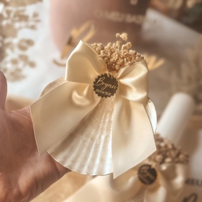 Concha decorativa com laço e tag com nome e data