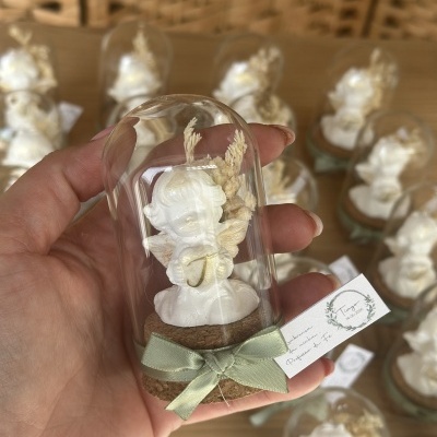 Miniatura de anjo em cúpula de vidro e base de cortiça decorada.