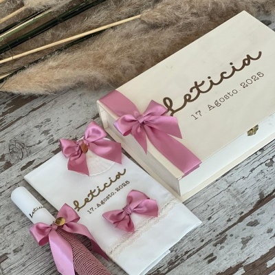 Conjunto decorativo branco e rosa com caixa, vela e toalha, personalizado com nome Letícia e data 17 Agosto 2025.