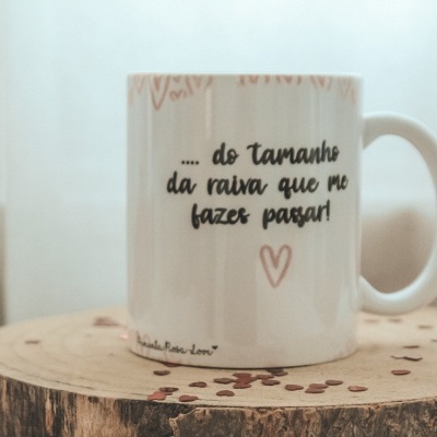 Caneca branca com texto e corações cor-de-rosa sobre madeira rústica