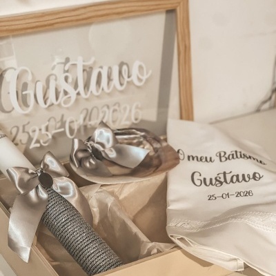 Conjunto para batismo com vela, toalha branca e moldura em caixa