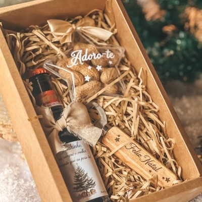 Caixa de presente com cerveja, placa de estrela com amendoins e martelo de madeira para Natal