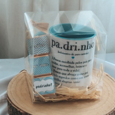 caneca branca com texto e embalagem plástica sobre base de madeira