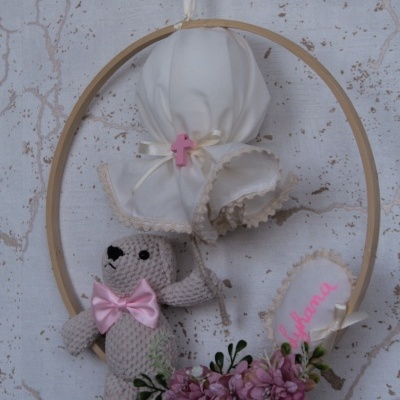 Guirlanda decorativa com ursinho de croché e flores cor-de-rosa