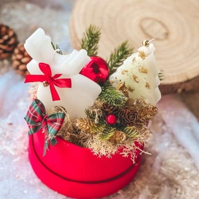 Conjunto decorativo de Natal com velas em caixa vermelha e decoração de pinhas e ramos verdes