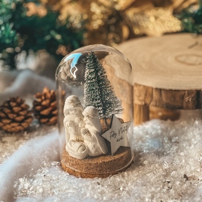 Presépio miniatura dentro de globo de vidro com base de cortiça e árvore de Natal