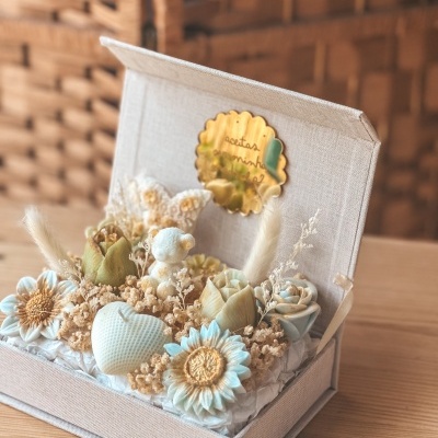 Caixa de presente com flores e decoração seca