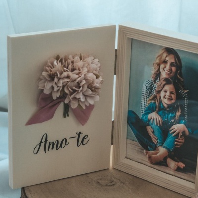 Porta-retratos de madeira com flor de tecido e texto Amo-te ao lado de fotografia