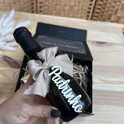 Mini garrafa preta com laço bege e palavra Padrinho em relevo
