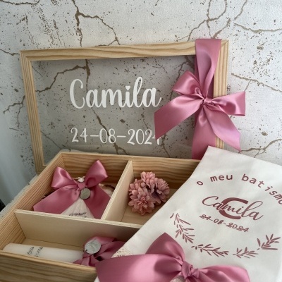 Conjunto de batismo com caixa de madeira, toalha branca e quadro de vidro com fitas rosas