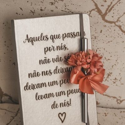 https://www.pimentarosalove.com/product/bloco-de-notas-prateado-aqueles-que-passam-por-nos