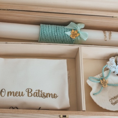 Conjunto de batismo com vela branca, bolsa e saco decorativos em caixa de madeira