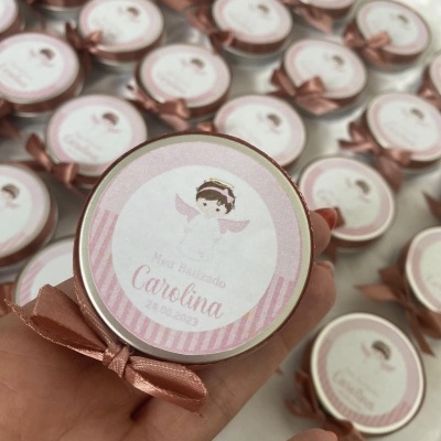 Lata pequena redonda com etiqueta de batizado e fita rosa