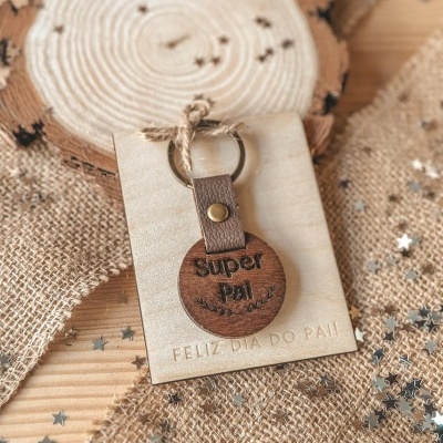 Porta-chaves de madeira e pele com texto Super Pai e cartão FELIZ DIA DO PAI!