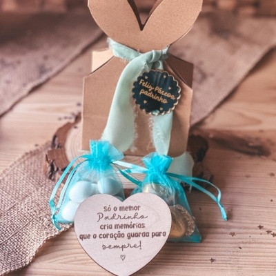 Embrulho de Páscoa para padrinho com mensagem personalizada e doces em saco azul