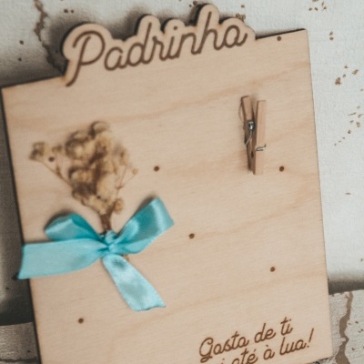 Placa de madeira decorativa com texto 'Padrinho' e 'Gosto de ti daqui até à lua!' com flores secas e fita azul