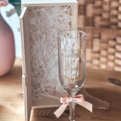 Taça de vidro decorada para madrinha com laço cor-de-rosa e caixa de madeira clara