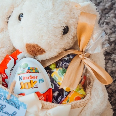 Caixa de tecido em forma de coelho com ovo Kinder Joy, doces e cartão FELIZ PÁSCOA AlpRoad
