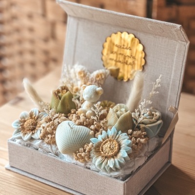 Caixa bege com decoração floral e coração branco
